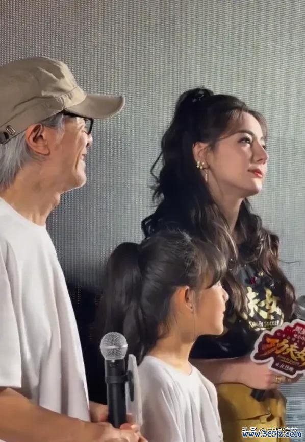 迪丽热巴听到周星驰被索吻的反应 惊愕躲避显真性情