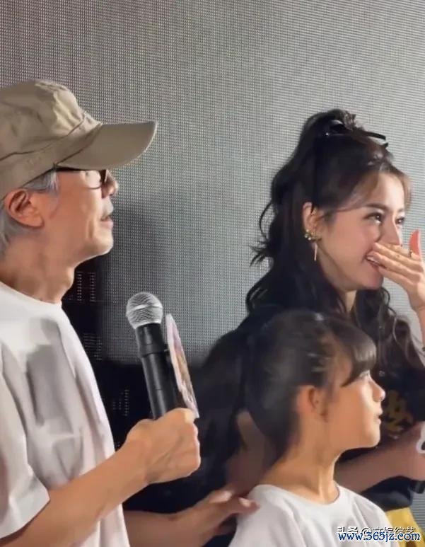 迪丽热巴听到周星驰被索吻的反应 惊愕躲避显真性情
